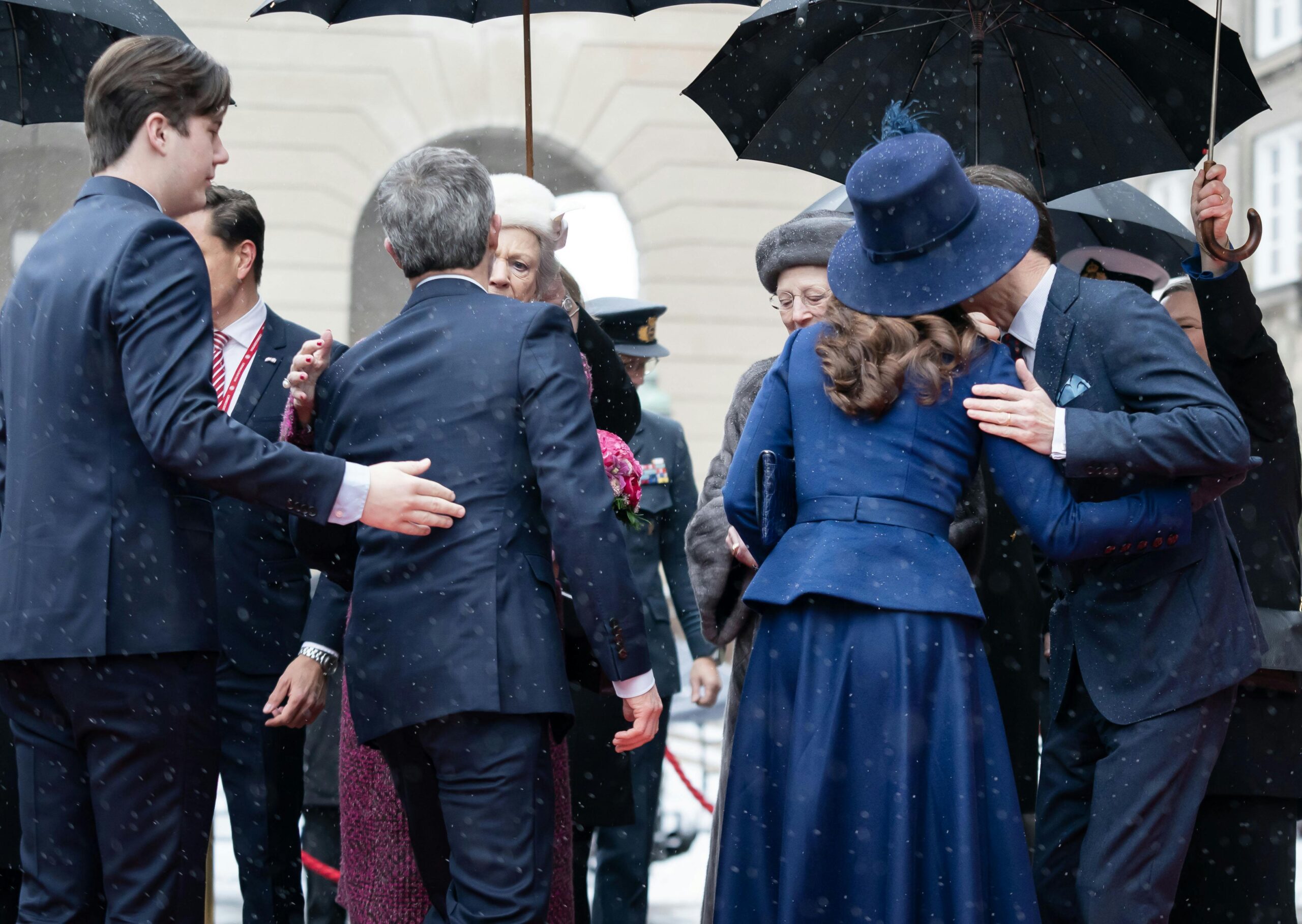 Ikke på krammer! Prins Joachim gav hånd til Mary | SE og HØR